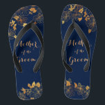 Mutter des Groom Gold Foliage Navy Blue Flip Flops<br><div class="desc">Die Mutter der Groom Gold Foliage Navy Blue Flip Flops haben einen reichen marinen Hintergrund, der mit einem aufwändigen goldenen Blumenmuster und einer anpassbaren modernen Typografie geschmückt ist. Die Kombination aus dunklem Marineblau und schimmerndem Gold schaffen eine elegante und luxuriöse Ästhetik. Es ist ein schönes Geschenk für Ihr Brautparty. Anzeigen...</div>