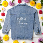 Mutter des Groom Wedding Brautparty Jeansjacke<br><div class="desc">Mutter der Groom Denim Jacket für Hochzeit Brautparty mit weißem Text. Mehr Produkte mit diesem Design sind in der folgenden Kollektion zu finden.</div>