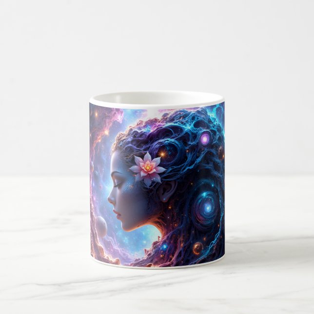Mutter des Universums – Die die Sterne träumt. Kaffeetasse (Mittel)