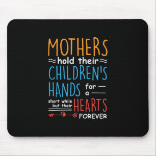 Mütter, die Geschenke halten, halten ihre Kinder i Mousepad