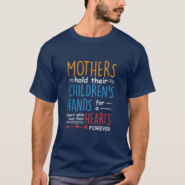 Mütter, die Geschenke halten, halten ihre Kinder i T-Shirt (Vorderseite)