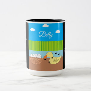 Mutter Ente singt mit ihren Eiern Zweifarbige Tasse