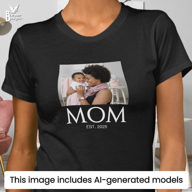 Mutter etablierte Caps Foto T-Shirt (Stylish MOM ESTABLISHED T-shirt with custom photo and text. Ideal Mother's Day gift for new moms.)