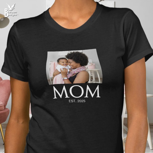 Mutter etablierte Caps Foto T-Shirt (MOM ESTABLISHED classic caps photo T-shirt with customizable year. Ideal gift for new moms.)