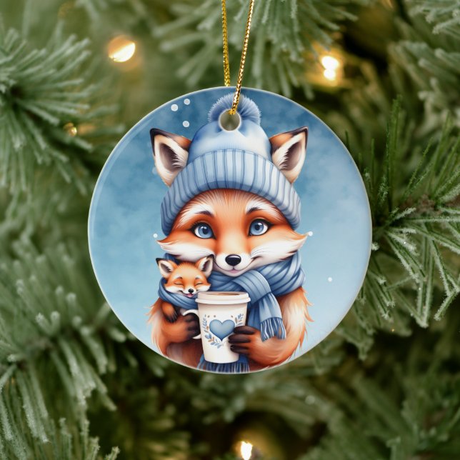 Mutter Fox und Baby in Blue Hat und Scarf Kaffee Keramik Ornament (Baum)