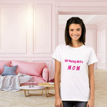 Mutter Geburtstagsmädchen heiß rosa T-Shirt<br><div class="desc">Ein T - Shirt für die Mutter des Geburtstagsmädchens. Anpassen und Hinzufügen von Text. Heiß rosa gefärbter Text.</div>