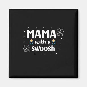 Mutter gibt Mama mit Swoosh ein Geschenk Magnet