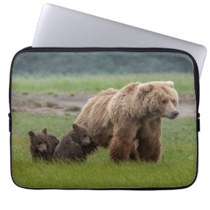 Mutter-Grizzlybärin mit Zwillingsjungen Laptopschutzhülle