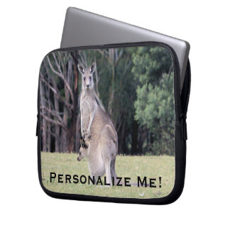 Mutter Kangaroo mit Baby Joey in ihrem Beutel Laptopschutzhülle