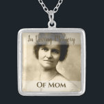 Mutter Memorial Foto Charm Wedding Bouquet Versilberte Kette<br><div class="desc">Eine tolle Idee, wenn Sie eine Braut sind, die eine besondere Person verloren hat und sich wünschen, dass sie auf Ihrer Hochzeit bei Ihnen sein könnte; Dieser Charme kann in Erinnerung an das Bouquet des Hauses hinzugefügt werden. Es wird mit einer Halskette geliefert, damit Sie es als Sake haben und...</div>