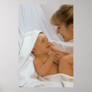 Mutter mit Baby redend im Bett, Poster