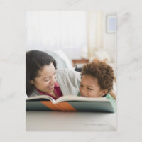 Mutter mit gemischtem Rennen liest Buch an Sohn