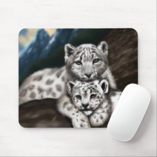 Mutter Schneeleopard und Cub in den Bergen Mousepad