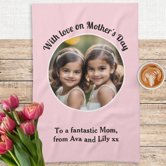 Mütter Tag Custom Foto Pink Geschirrtuch (A charming kitchen towel for Mother's Day, with custom photo and words on a pink background)