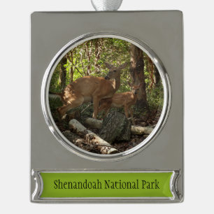 Mutter und Baby Deer im Shenandoah-Nationalpark Banner-Ornament Silber