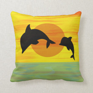 Mutter-und Baby-Delphin am Sonnenuntergang Kissen