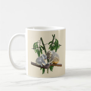 Mutter und Baby Koala tragen Eukalyptusbeige Kaffeetasse