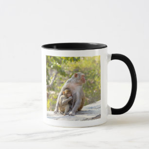 Mutter-und Baby RhesusfaktorMacaqueaffen auf Wand Tasse