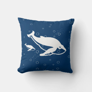 Mutter und Baby, Weißwal auf blauem Kissen