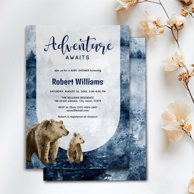 Mutter und Kind tragen Aquarellwald-Einladung Einladung (Watercolor foggy forest adventure awaits baby shower invitation with mommy and baby bear)