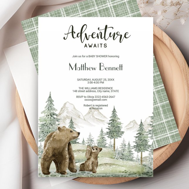 Mutter und Kind tragen Aquarellwald-Einladung Einladung (Sage green baby shower invitation featuring watercolor forest and bear design)