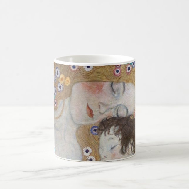 Mutter und Kind von Gustav Klimt Kaffeetasse (Mittel)