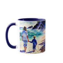 Mutter und Sohn beim Spaziergang am Strand Becher