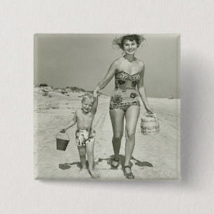 Mutter und Sohn beim Spaziergang Button
