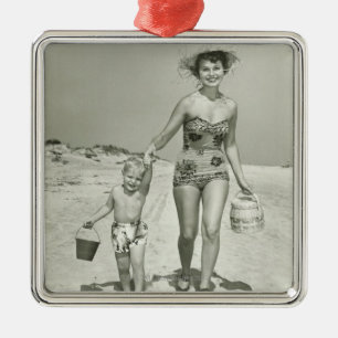 Mutter und Sohn beim Spaziergang Silbernes Ornament