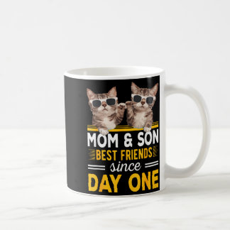 Mutter und Sohn Freunde seit Tag eins Fauststoß Kaffeetasse