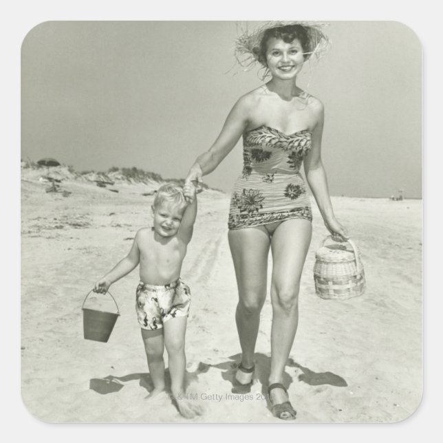 Mutter und Sohn zu Fuß Quadratischer Aufkleber (Vorderseite)