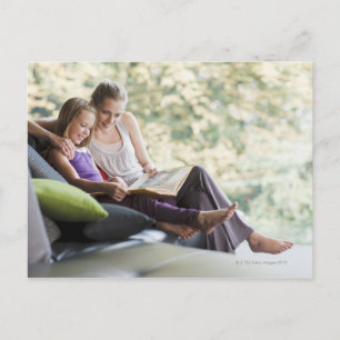 Mutter und Tochter lesen Geschichtenbuch Postkarte