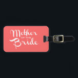 Mutter von Bride Retro Script White auf Peach Gepäckanhänger<br><div class="desc">Niedlicher Weg für die Brautmutter,  die Welt lassen,  kennen die Neuigkeiten. Ideal für Junggeselinnen-Abschiede und andere Hochzeitsfeiern.</div>