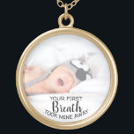 Mutteren-Baby-Foto-Halskette Vergoldete Kette<br><div class="desc">Schöne Halskette mit Ihrem Foto und dem Zitat "Ihr erster Atem nahm meine" weg</div>