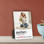 Mutterherz des Fotos Fotoplatte<br><div class="desc">Diese hübsche Foto-Plakette enthält eine Wörterbuchdefinition des Wortes Mutter,  die lautet: "Mutter: (Mut-er)-Substantiv,  das Herz der Familie",  und ist leicht anpassbar mit einem Familienbild oder einem Ihrer Lieblingsfotos Ihrer Mutter. Diese Plakette ist das ideale Geschenk für die Erinnerung an den Muttertag,  Geburtstag,  Weihnachten oder jeden anderen besondere Anlass.</div>