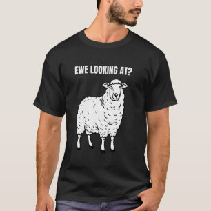 Mutterschaf schaut lustigen Schafzüchter und Schaf T-Shirt