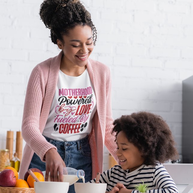 Mutterschaft mit Liebe und Kaffee T-Shirt (Von Creator hochgeladen)