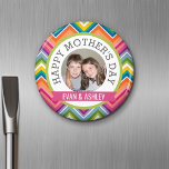 Muttertag glücklich - Benutzerdefinierte Fotovorla Magnet<br><div class="desc">Beinhaltet helle Chevrons und weibliche Farben — Perfektes Geschenk für eine Mutter,  Oma oder sogar Stiefmutter,  Patmutter. Senden Sie ihnen einen lustigen Mama's Day Gruß mit einem Bild und personalisierte Vorlage.</div>