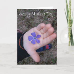 Muttertag Kind Hand gibt violette Blume Karte