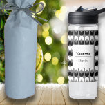 Muttertag Tulips Black Pattern Individuelle Name Trinkflasche<br><div class="desc">Ein lustiger Retro-Blumendruck für Water Bottle,  ideal als Geschenk für Ihre Mutter,  Nana oder Schwiegermutter. Ein praktischer,  nützlicher Artikel für sich selbst oder um jemanden zu schenken,  um gesund zu leben,  indem behalten hydriert. Benutzerdefiniert mit einem Namen,  um ein besonderes Geschenk zu machen.</div>