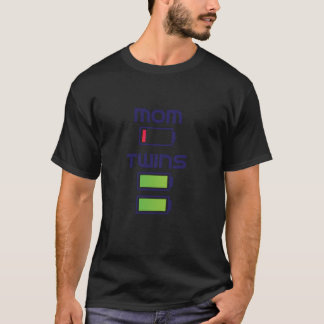 Muttertagsdusche Junge Mutter von Twins Battery L T-Shirt