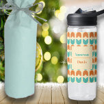 Muttertagsfresser Blumenmuster Individuelle Name Trinkflasche<br><div class="desc">Ein unterhaltsamer Retro-Blumendruck für Water Bottle,  ideal,  um Ihre Mama,  Nana oder Schwiegermutter zu schenken. Benutzerdefiniert mit einem Namen,  um es zu einem praktischen,  nützlichen und personalisierten Geschenk zu machen.</div>