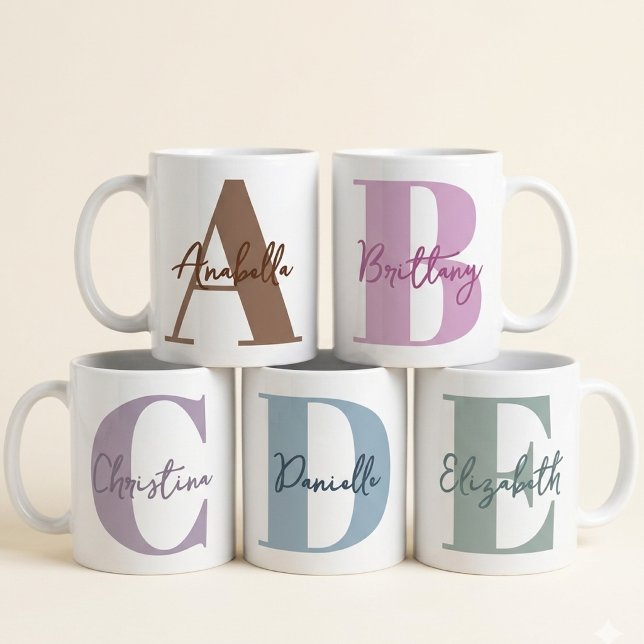 Muttertrag | Moderne violette Monogramm-Initiale M Kaffeetasse (Elegant Script Initial Name Mug Gift for Wedding | Bridesmaid | Bachelorette Party | Girls Mom Aunt)