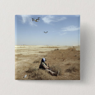 MV-22B Ospreysfliege über US-Marine-Krankenhaus Button