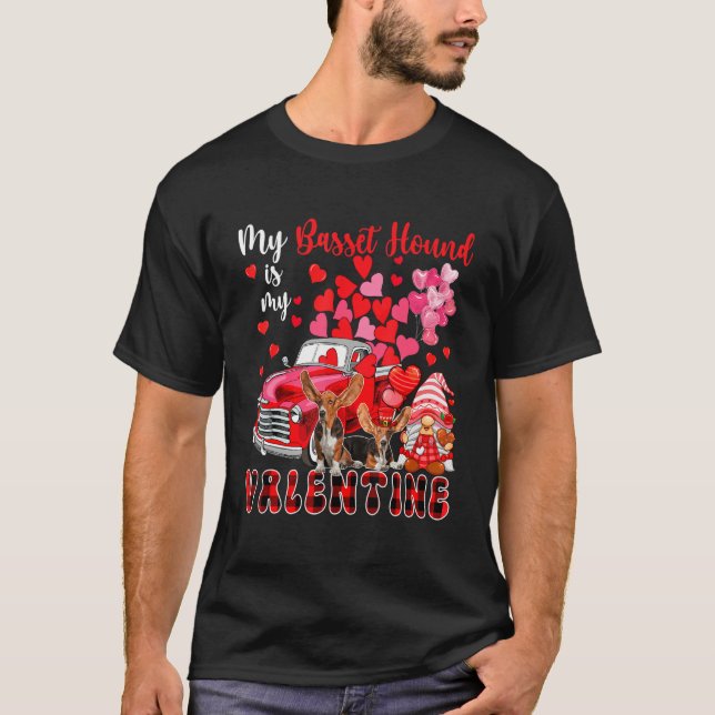 My Basset Hound Is My Valentine Two Dogs With Gnom T-Shirt (Vorderseite)