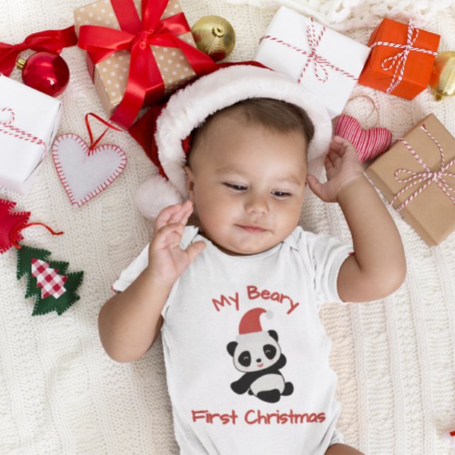 My Beary First Christmas – Panda with Santa Hat Baby Strampler (Von Creator hochgeladen)
