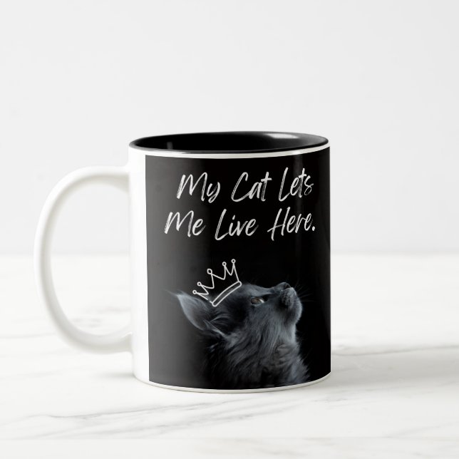 My Cat Lets Me Live Here Zweifarbige Tasse (Links)