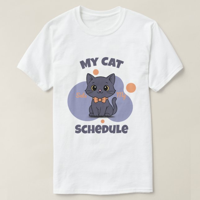My Cat Sets My Schedule Cute Black Cat Design T-Shirt (Design vorne)