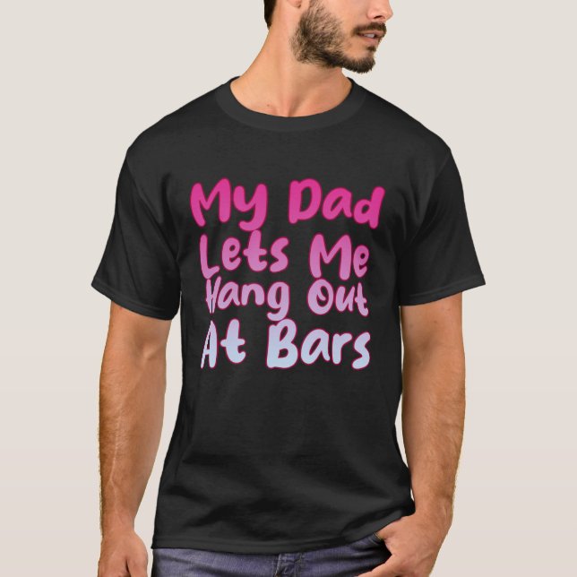 My Dad Lets Me Hang Out At Bars T-Shirt (Vorderseite)