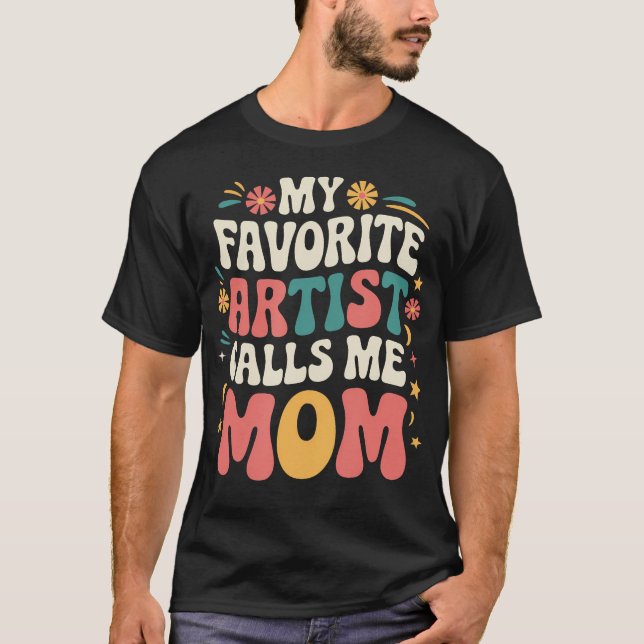 My Favorite Artist Calls Me Mom Funny Groovy Mothe T-Shirt (Vorderseite)